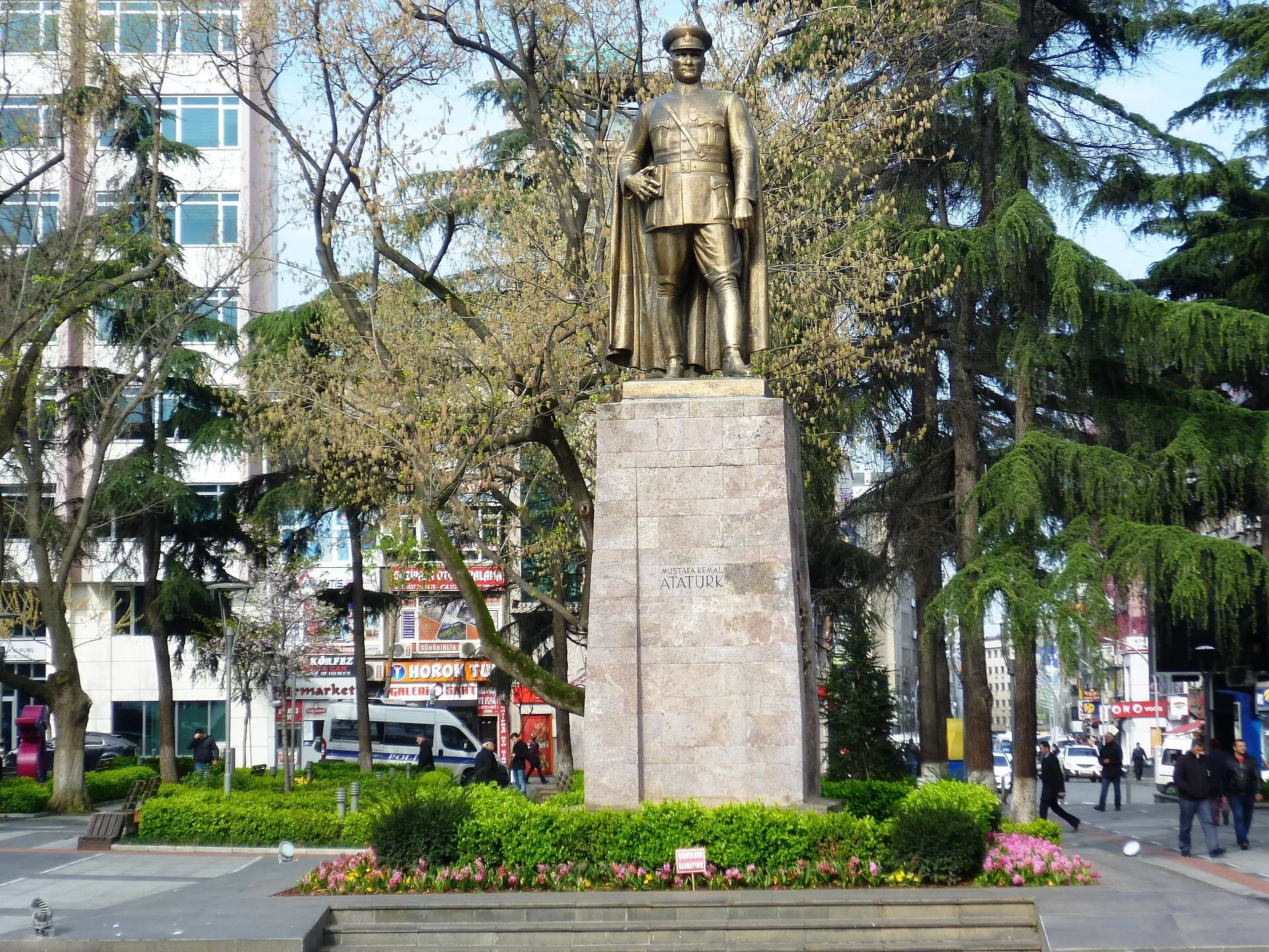Meydan'daki Atatürk heykeli